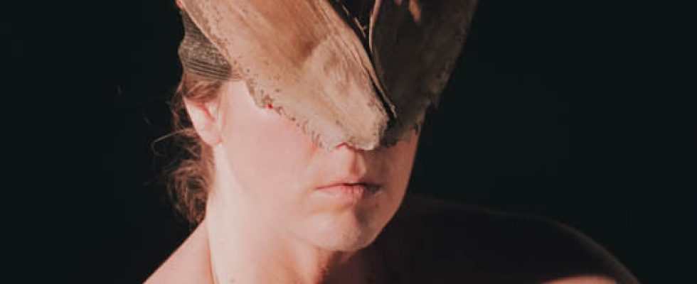 Théâtre d’objets / Marionnette / Jonglage / Musique Création 2015 – Tous public à partir de 8 ans &nbsp; Librement inspiré du conte éponyme japonais, 人魚NINGYO est une rêverie sur la relation à deux à travers un regard fantasmé sur l’esthétique japonaise. Danse, manipulation d’objets et de marionnettes et musique [&hellip;]