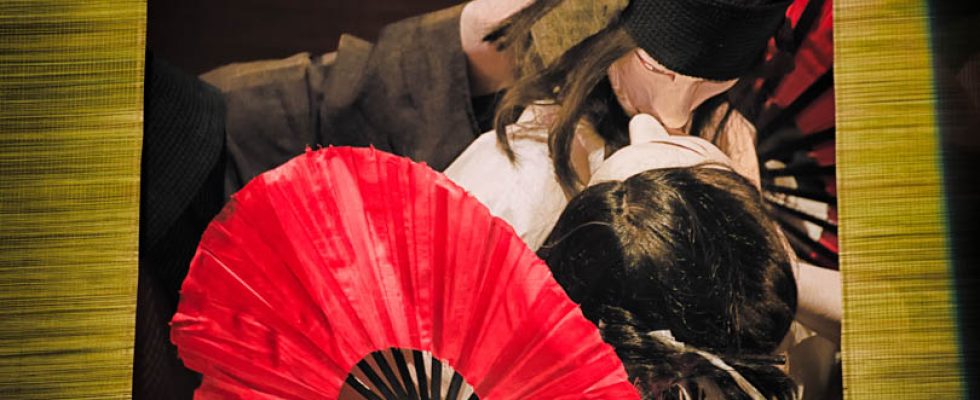 Théâtre d’objets / Marionnette / Jonglage / Musique Création 2015 – Tous public à partir de 8 ans &nbsp; Librement inspiré du conte éponyme japonais, 人魚NINGYO est une rêverie sur la relation à deux à travers un regard fantasmé sur l’esthétique japonaise. Danse, manipulation d’objets et de marionnettes et musique [&hellip;]